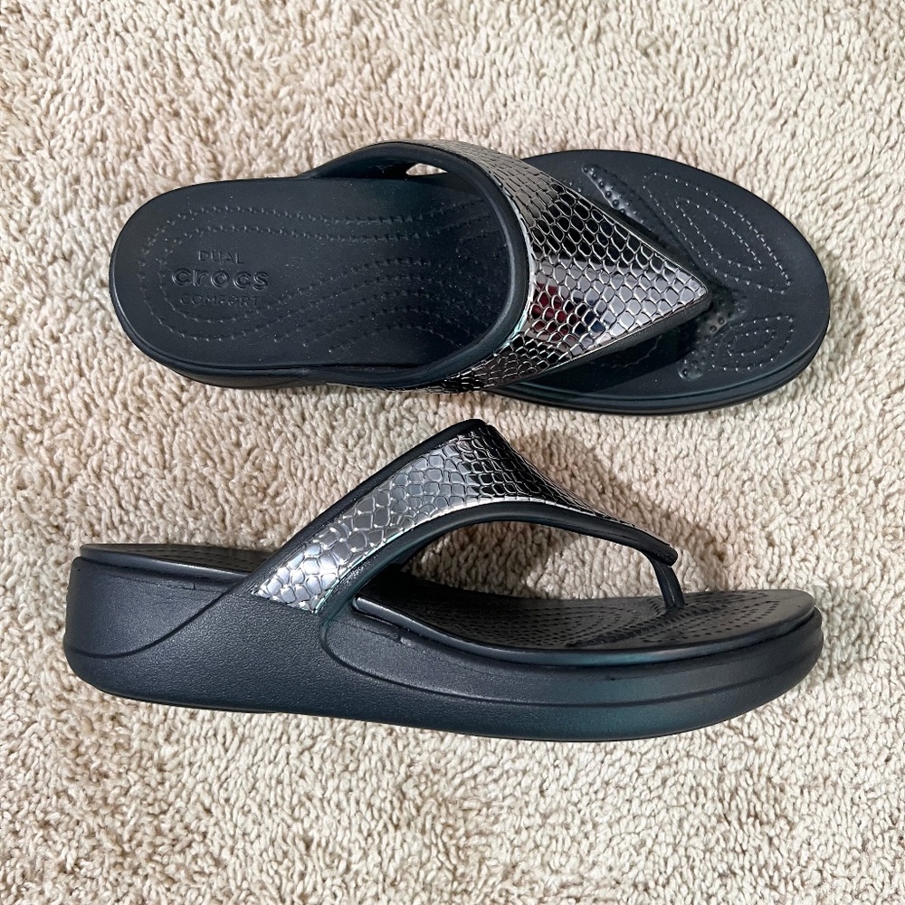 Crocs Women's platform wedge flip sandals, silver, pewter NWOT, brand new